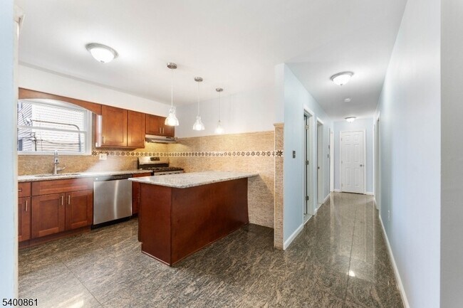 Building Photo - 466 Lidgerwood Ave