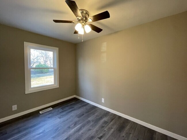 Building Photo - HUGE SHOP!  Updated 3 bedroom home in great location close to Mercy