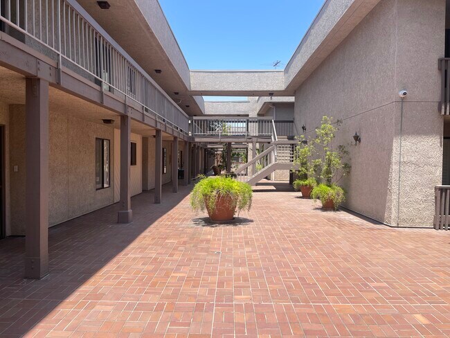 Building Photo - 15215 W Magnolia Blvd