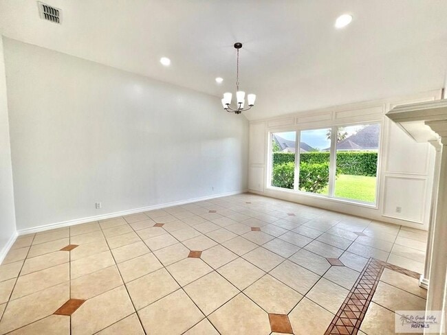 Building Photo - 560 Geraldine Ln