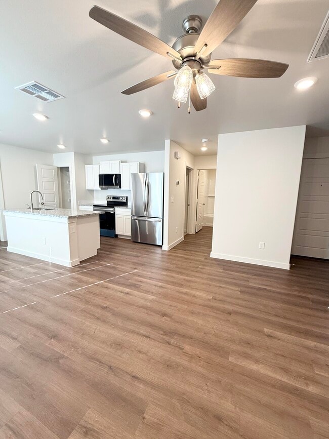 Building Photo - 1615 N Clinton Ave