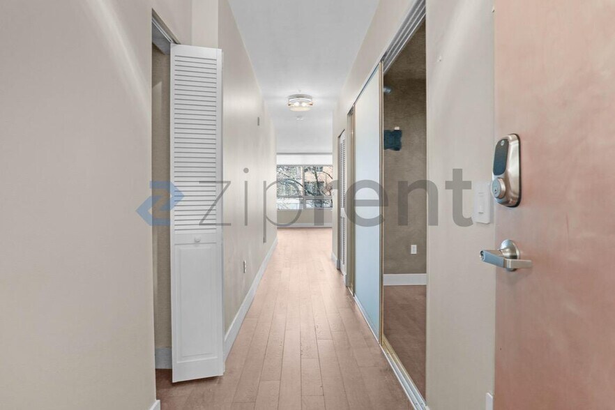 Building Photo - 530 Broadway E