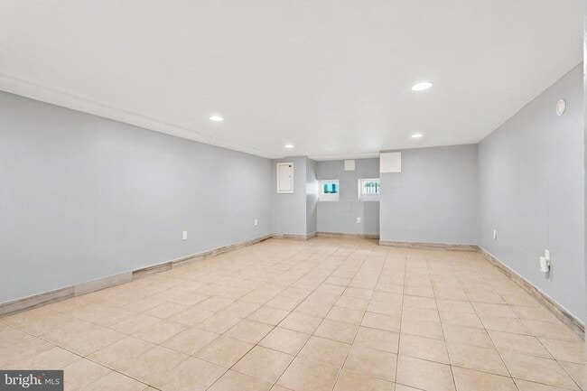 Building Photo - 1102 Trinidad Ave NE
