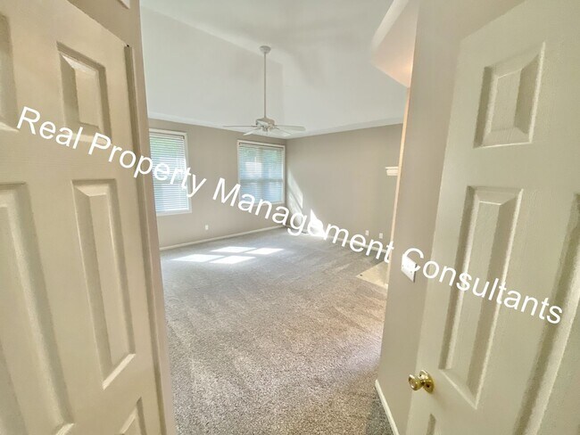 Building Photo - $1000 Move In Incentive on Lake Winnebago 3 Bedroom Home