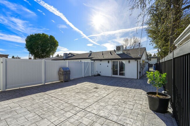 Building Photo - Luxury Newly Built 2 Bed, 2 Bath Home with Private Yard, Walk-In Closets & High-End Bespoke Kitchen