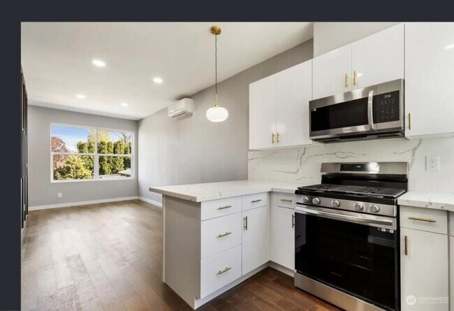 Building Photo - 2 bedroom in Seattle WA 98106