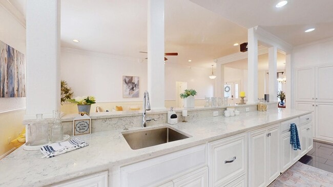 Building Photo - 100 Sweetbriar Lakes Dr