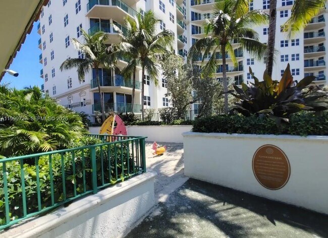 Building Photo - 20000 E Country Club Dr