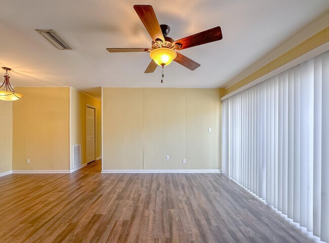 Building Photo - 2241 W Pensacola St