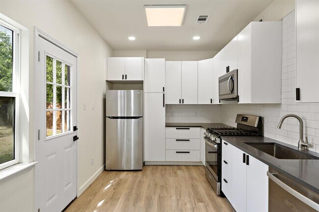 Building Photo - 2118 Zephyr Ln