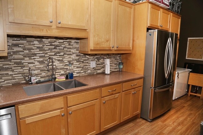 Building Photo - 1537 E Hillsboro Blvd