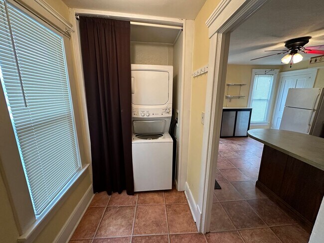 Building Photo - 554 Creedmore Ave