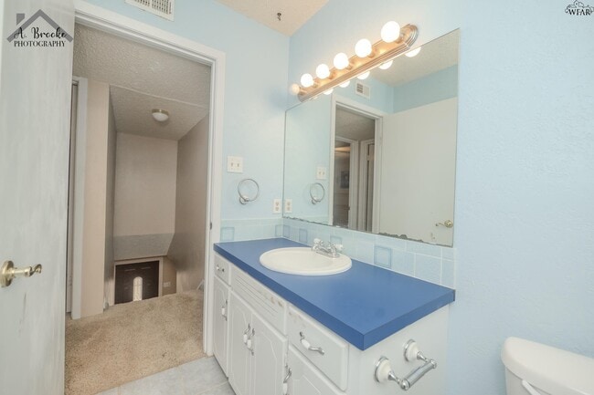 Building Photo - 5222 Jamaica Dr