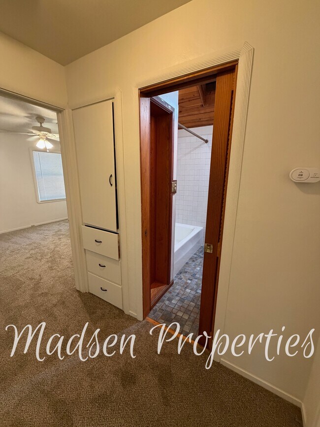 Building Photo - 325 W 3rd Ave