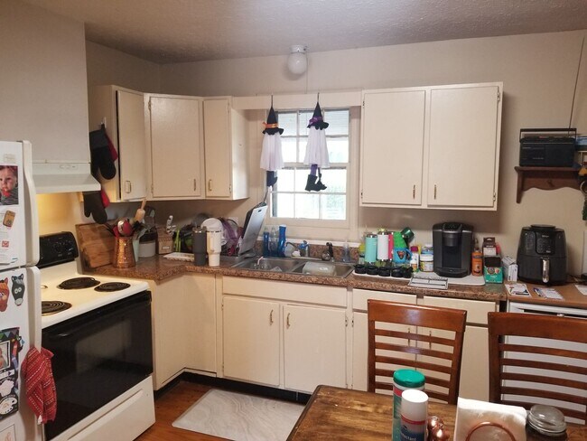 Building Photo - Charming 3 Bedroom Farmhouse in Winchester!