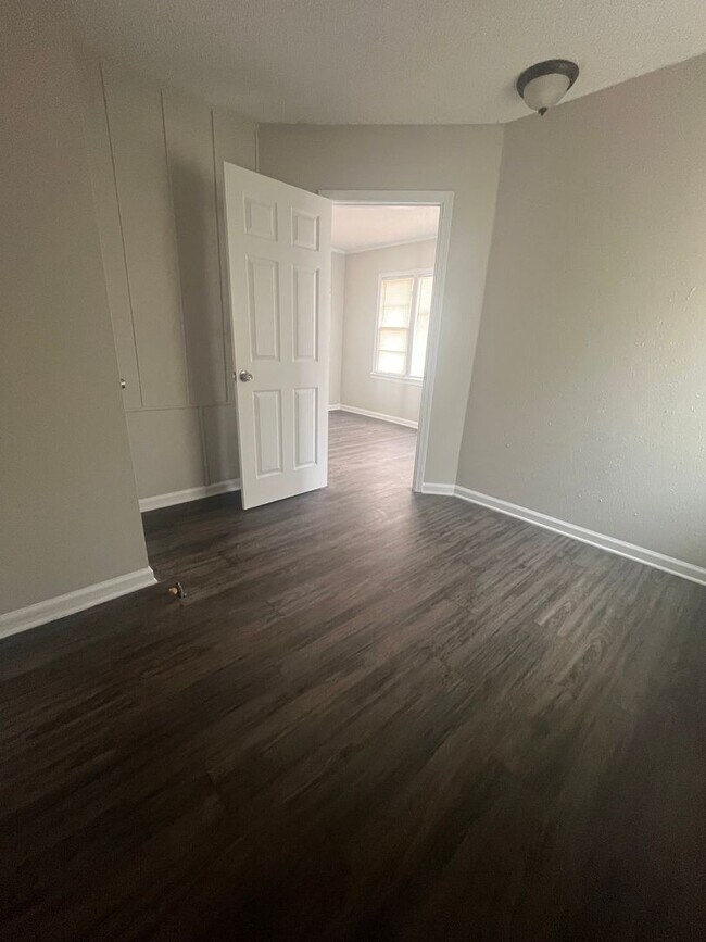 Building Photo - Newly Renovated Unit in Heart of Memphis