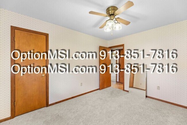 Building Photo - Country Charm Just Minutes From Lawrence!