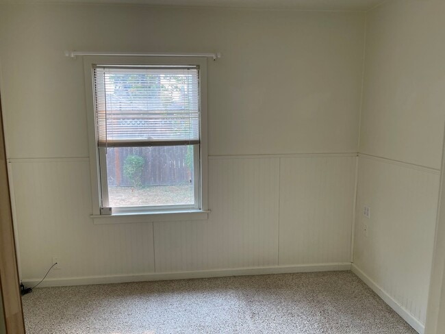 Building Photo - 3 Bedroom 1 Bath Home w/ 2 Car Garage