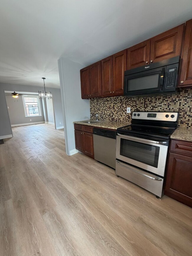 Building Photo - 152 Fern St