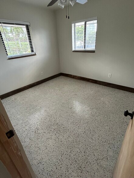 Building Photo - 910 SW 4th Ave