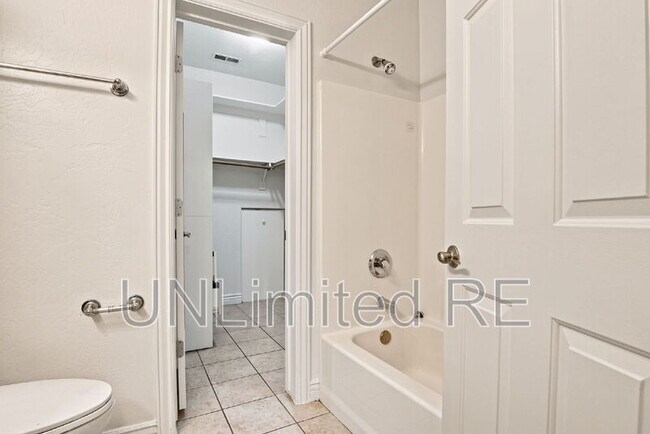 Building Photo - 3272 S Litzler Dr