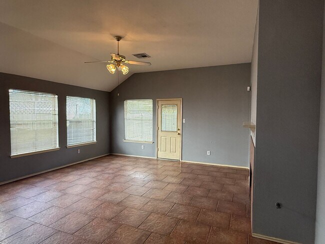 Building Photo - Room to Roam in Atascocita Park!