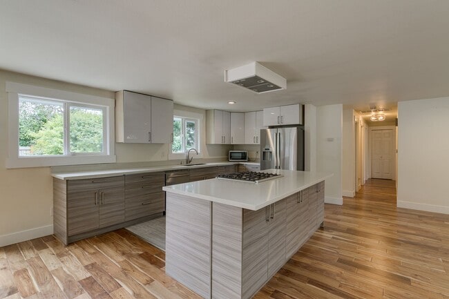 Building Photo - Amazing Updated Rambler in Kirkland with B...