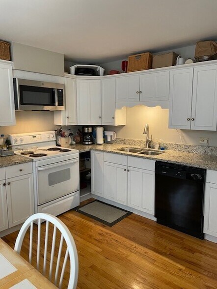 Building Photo - 901 W Dakin St