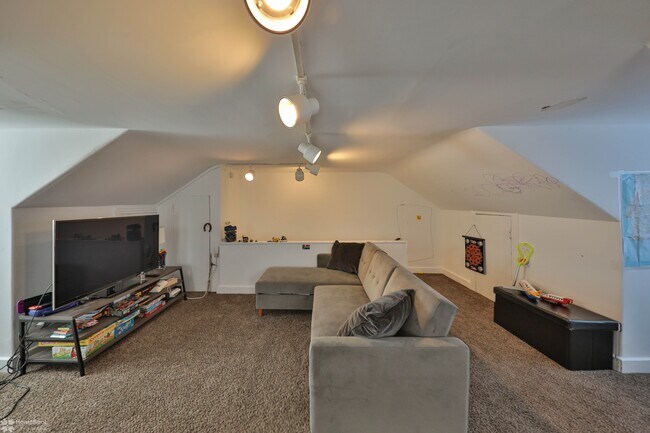 3rd Floor Loft - 909 Washington St
