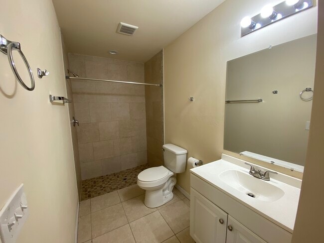 Building Photo - 910 SE 12th Terrace