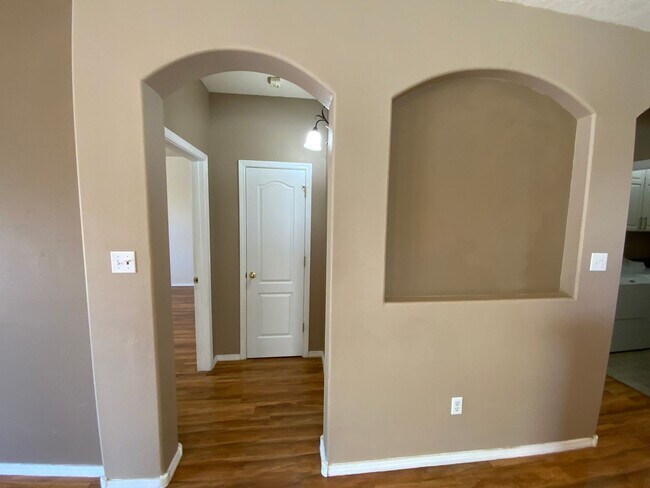 Building Photo - 3 Bedroom Single Story Home Available Near...