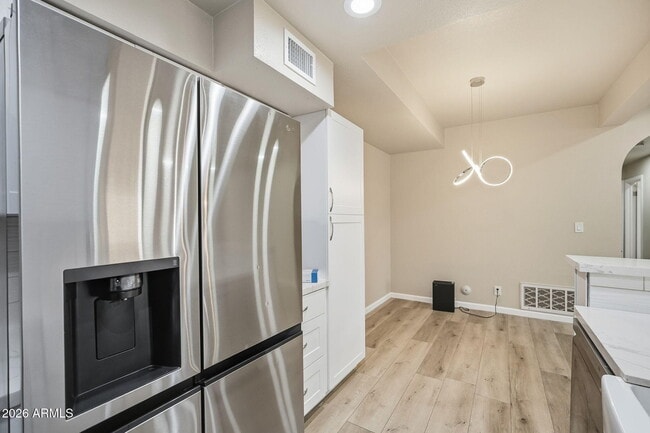 Building Photo - 9708 E Vía Linda