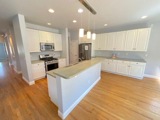 Building Photo - 6 Bedroom Home Available Near North Gate B...