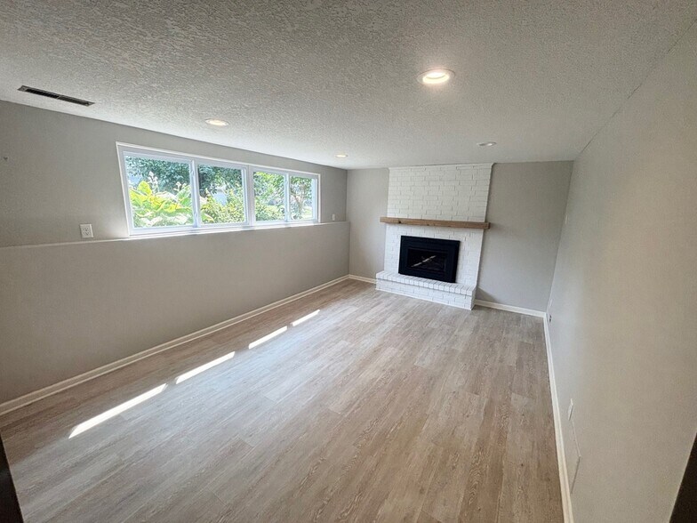 Building Photo - 524 10th Ave SW