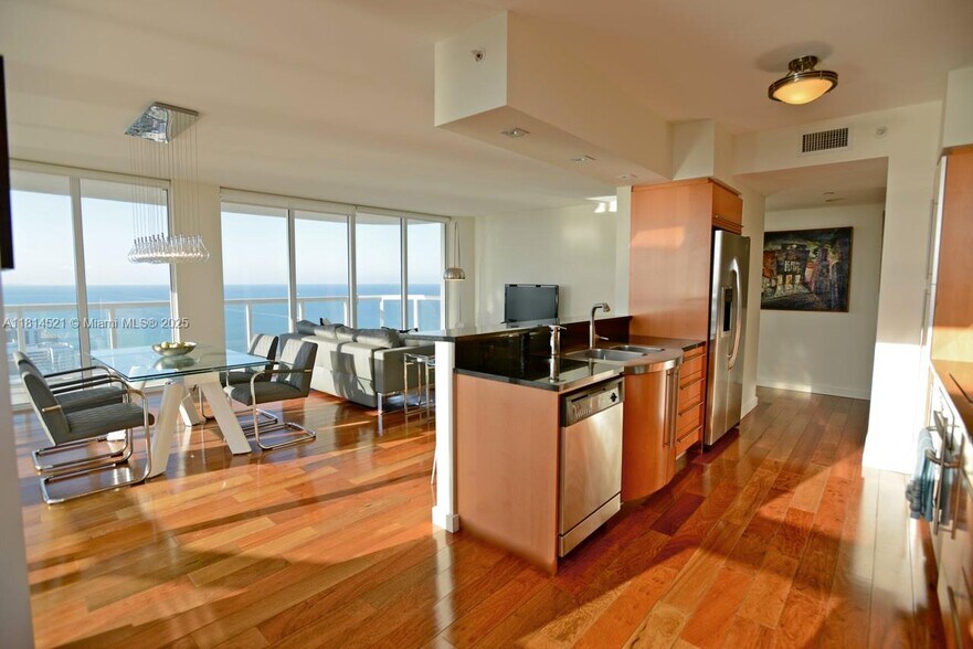 Primary Photo - 6365 Collins Ave