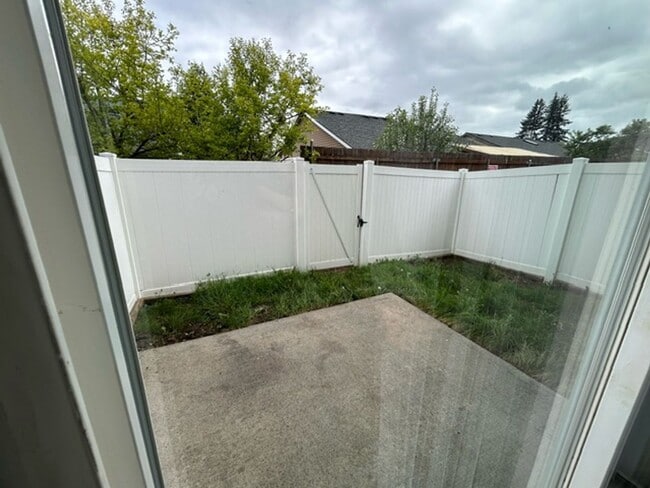 Building Photo - Beautifully Renovated 3 Bedroom Townhome i...