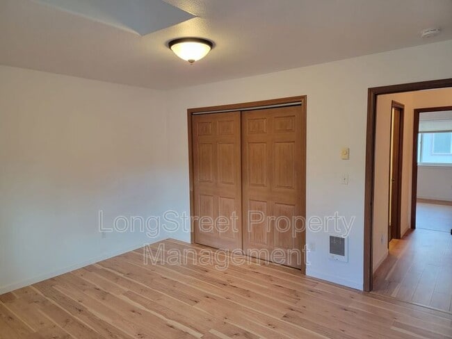 Building Photo - 3121 NE Flintlock Pl