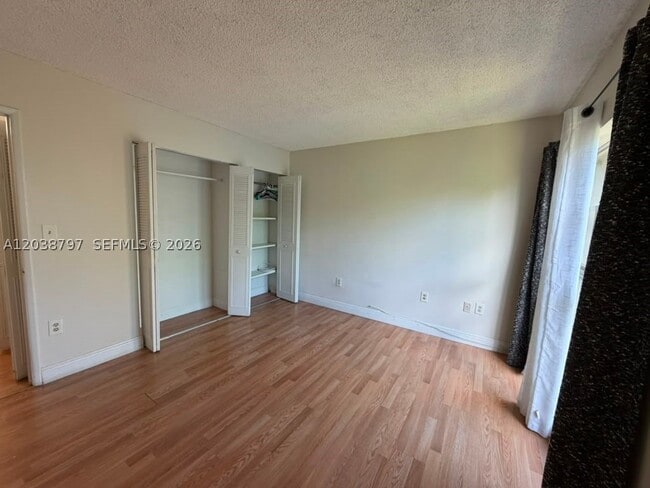 Building Photo - 318 W Park Dr