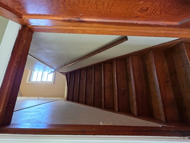 Building Photo - 427 N Henrietta Ave