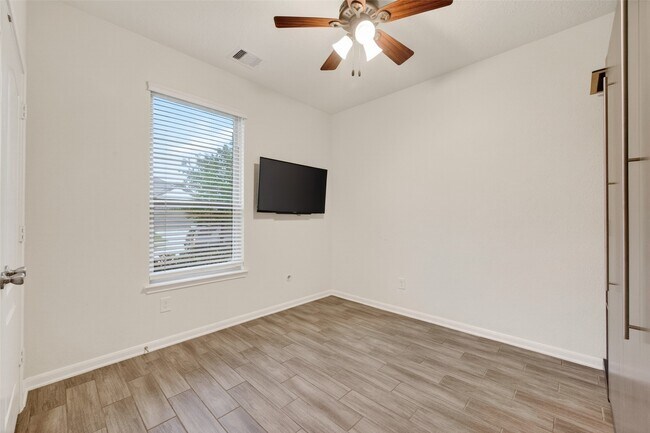 Building Photo - 15607 Barton Orchard Ln