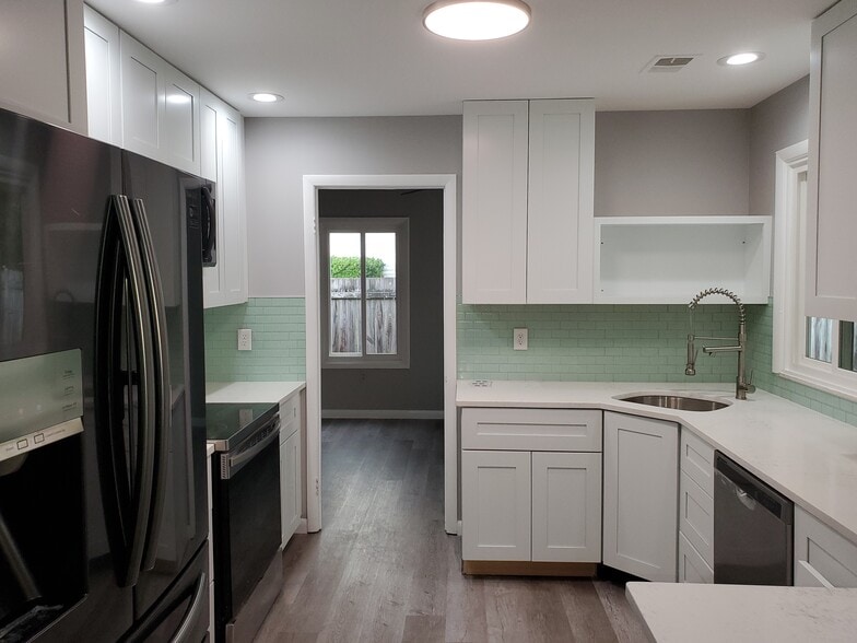 Building Photo - 417 Sugarland Run Dr
