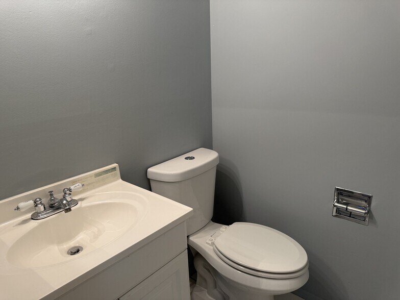 Building Photo - 10427 Briarbend Dr