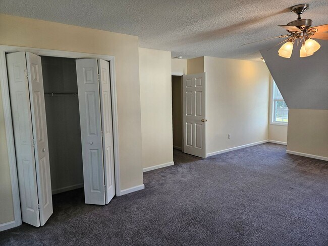 Building Photo - Beautiful 4 bedroom, 2.5 bath home in the ...