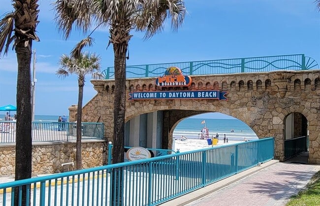 Building Photo - 2215 Green Valley St