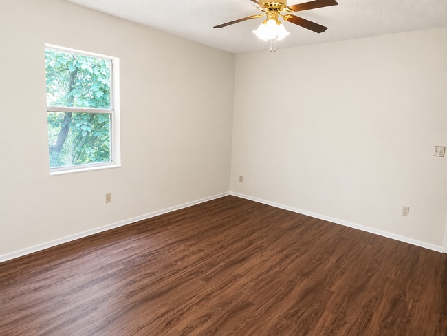 Building Photo - Quaint home located in City Limits