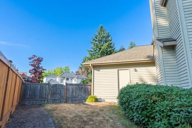 Building Photo - 3Bd/2.5Ba Bellevue House( Newport Hill)