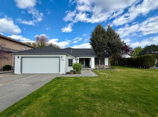 Building Photo - One Level, Golf Course Living- 3 bed + office, 2 bath