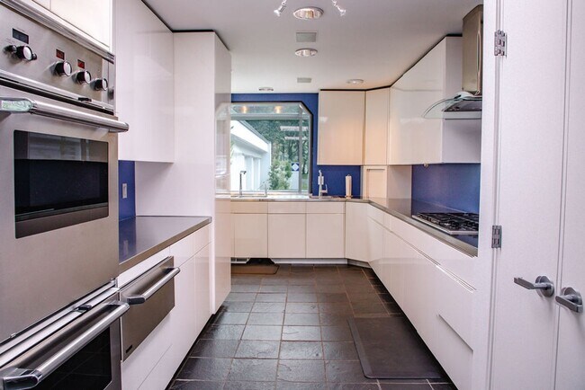 Building Photo - One of a kind private estate on Gravelly Lake in Lakewood