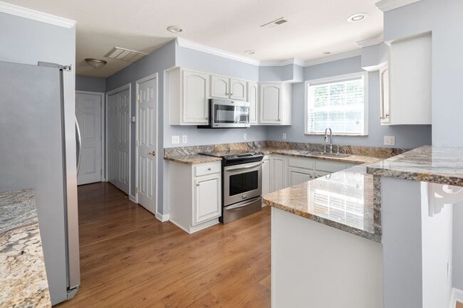 Building Photo - Lovely Two-Story Home in Weaverville