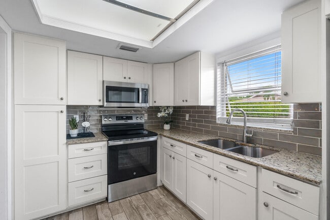 Building Photo - 410 NE 17th Ave